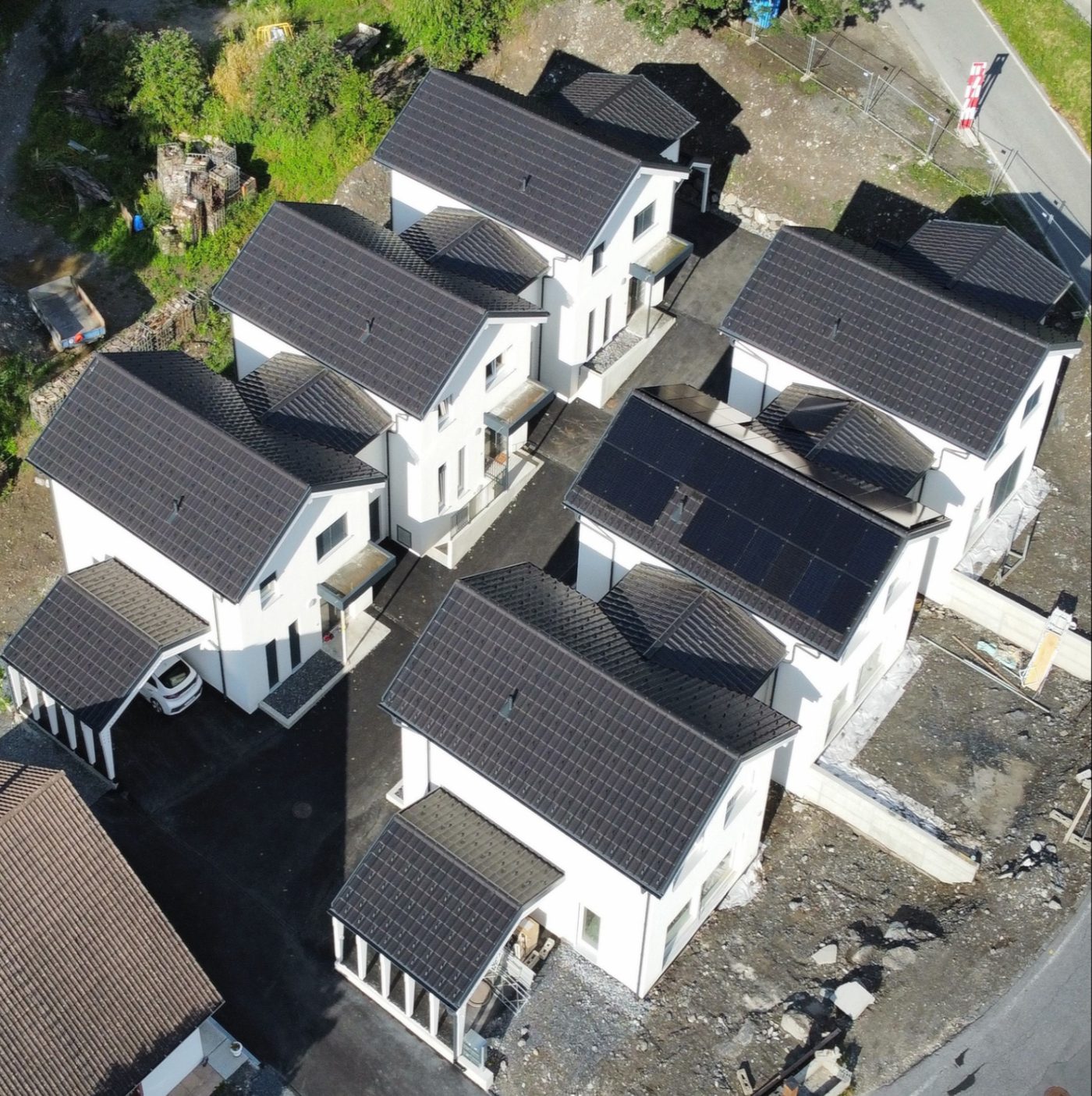 Vue aérienne d'un ensemble de maisons en fin de chantier
